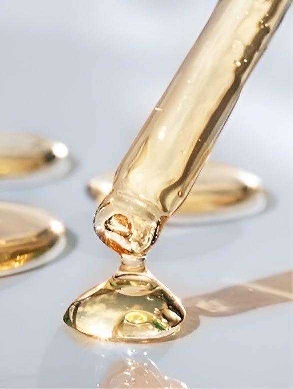 Close-up of Eclat Soin Antioxidant Ginkgo and Green Tea Gel Booster with pipette application